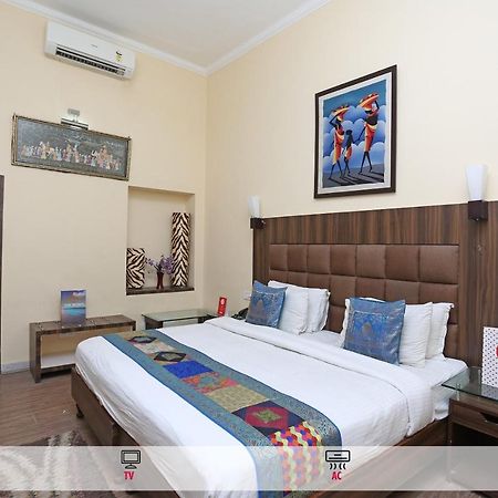 Oyo Flagship The Marc Blu Hotel Tajganj Luaran gambar