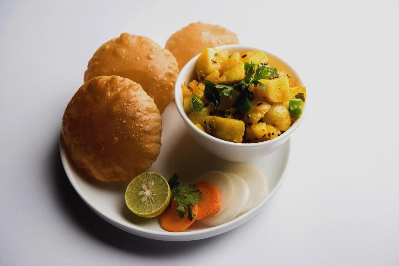 Oyo Flagship The Marc Blu Hotel Tajganj Luaran gambar