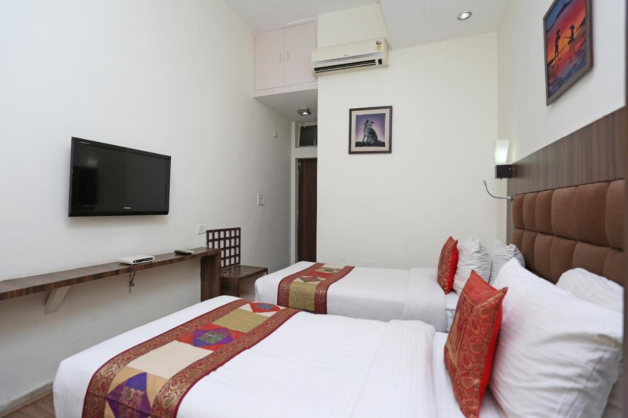 Oyo Flagship The Marc Blu Hotel Tajganj Luaran gambar