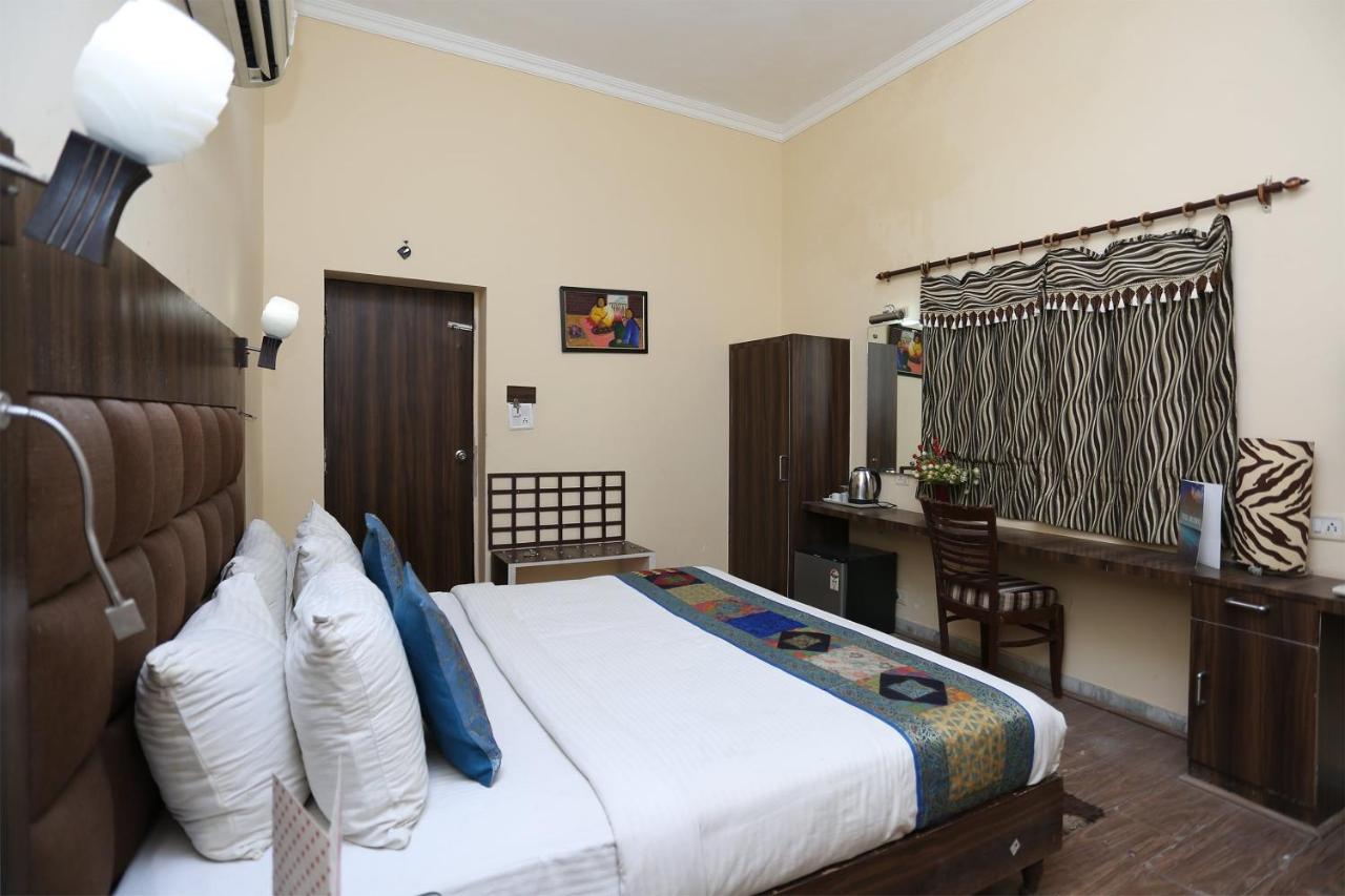 Oyo Flagship The Marc Blu Hotel Tajganj Luaran gambar