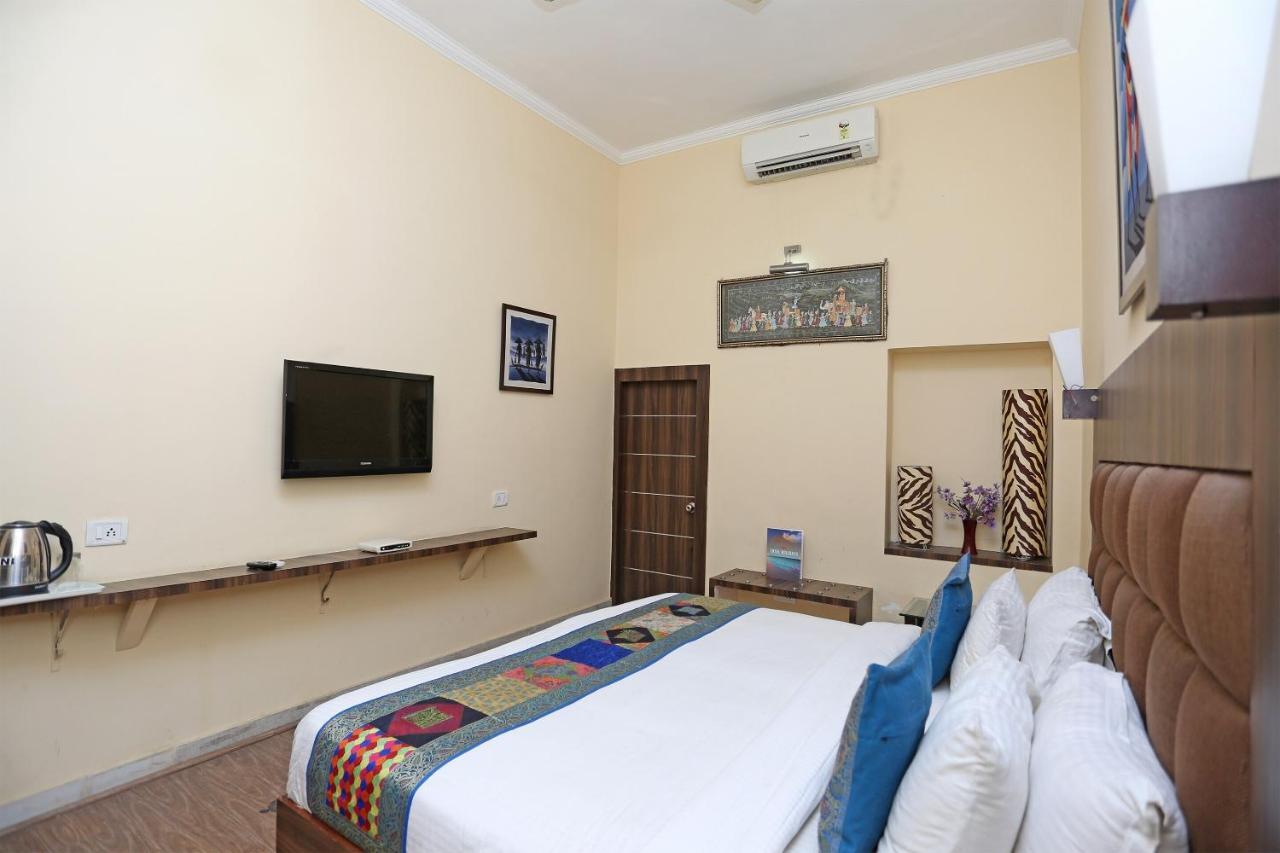 Oyo Flagship The Marc Blu Hotel Tajganj Luaran gambar